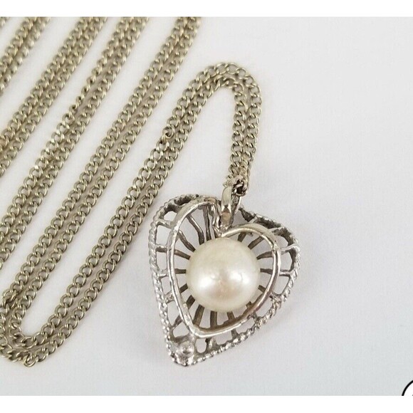 14K White Gold Pearl Heart 18